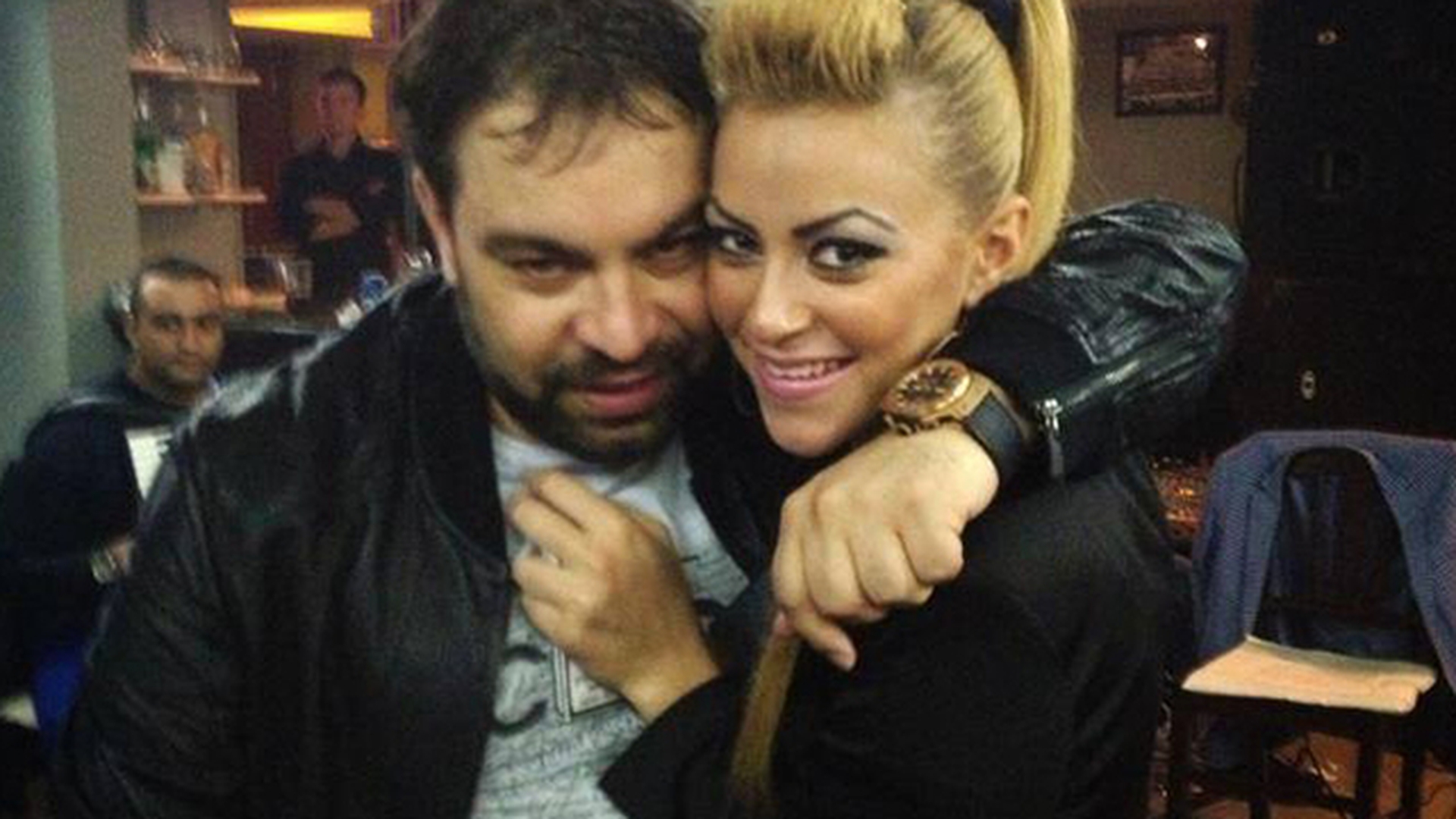 Asta da... NEBUNIA lui Salam! Dansatoarea de 18 ani a manelistului a venit fara lenjerie intima in club!