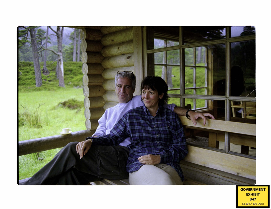 1999, Glen Beg, Balmoral, Scotland: Jeffrey Epstein și Ghislaine Maxwell relaxându-se în cabana Reginei Elisabeta din Balmoral după ce au fost "invitați de Prințul Andrew".