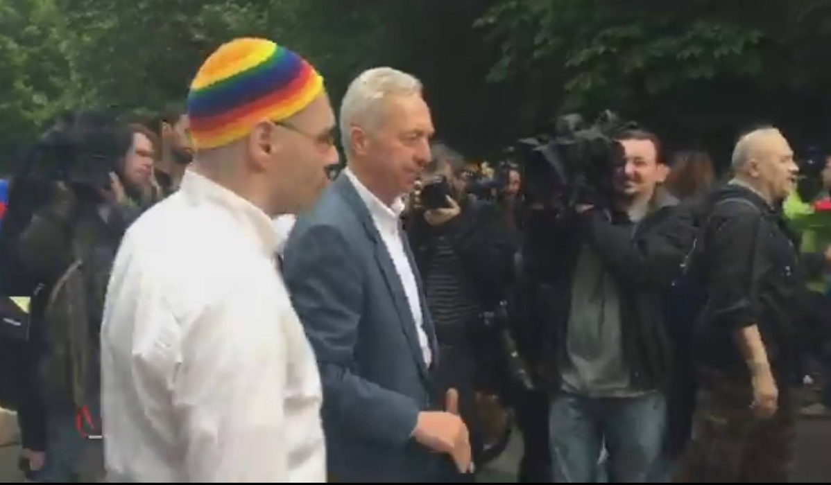 Hans Klemm, ambasadorul SUA în România, a venit la Marşul Diversităţii