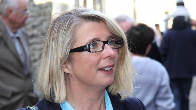 Momente şocante! Un parlamentar s-a prăbuşit pe scenă şi a murit când susţinea un discurs 