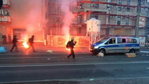 Imagini primite de la cititorii CANCAN.ro! Proteste violente in Frankfurt, anarhistii s-au luat la bataie cu politia