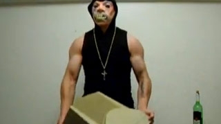 VIDEO Antrenamentul de dupa Revelion! Vezi cum un smecher isi lucreaza bicepsii cu bidonul de tuica si cu monitorul de la calculator! La final se premiaza cu vin direct din sticla!
