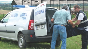Descoperire macabra in Hunedoara. Cadavrul unei femei, descoperit intr-un lan de porumb. Era dezbracata si injunghiata in gat