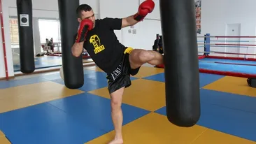 De la Politia Capitalei, in ringul Local Kombat! Este tanar, talentat si va lupta la mondialele de kickboxing din decembrie!