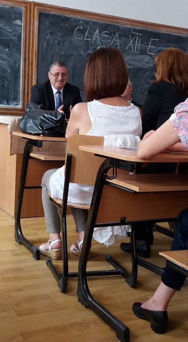 Profesorul Nicolae Papacu şi elevii săi