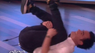 Ia uite cum se rupe in figuri de breakdance iubitul lui Jennifer Aniston!
