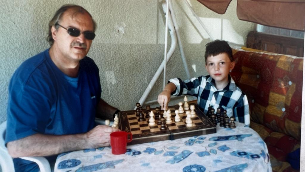 Fiul Marinei Almășan, Victoraș, alături de tatăl lui, la Cornu