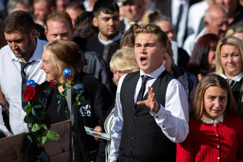 “Regele Țiganilor” din Marea Britanie, înmormântat cu mult fast. S-a cântat “Mr. Bombastic” și “ No Woman No Cry”, iar coroanele cu flori au fost în formă de oi, cai și tractor