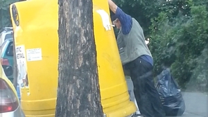 In Bucuresti se fura tot! Uite ce se intampla la pubele dupa ce arunci gunoiul
