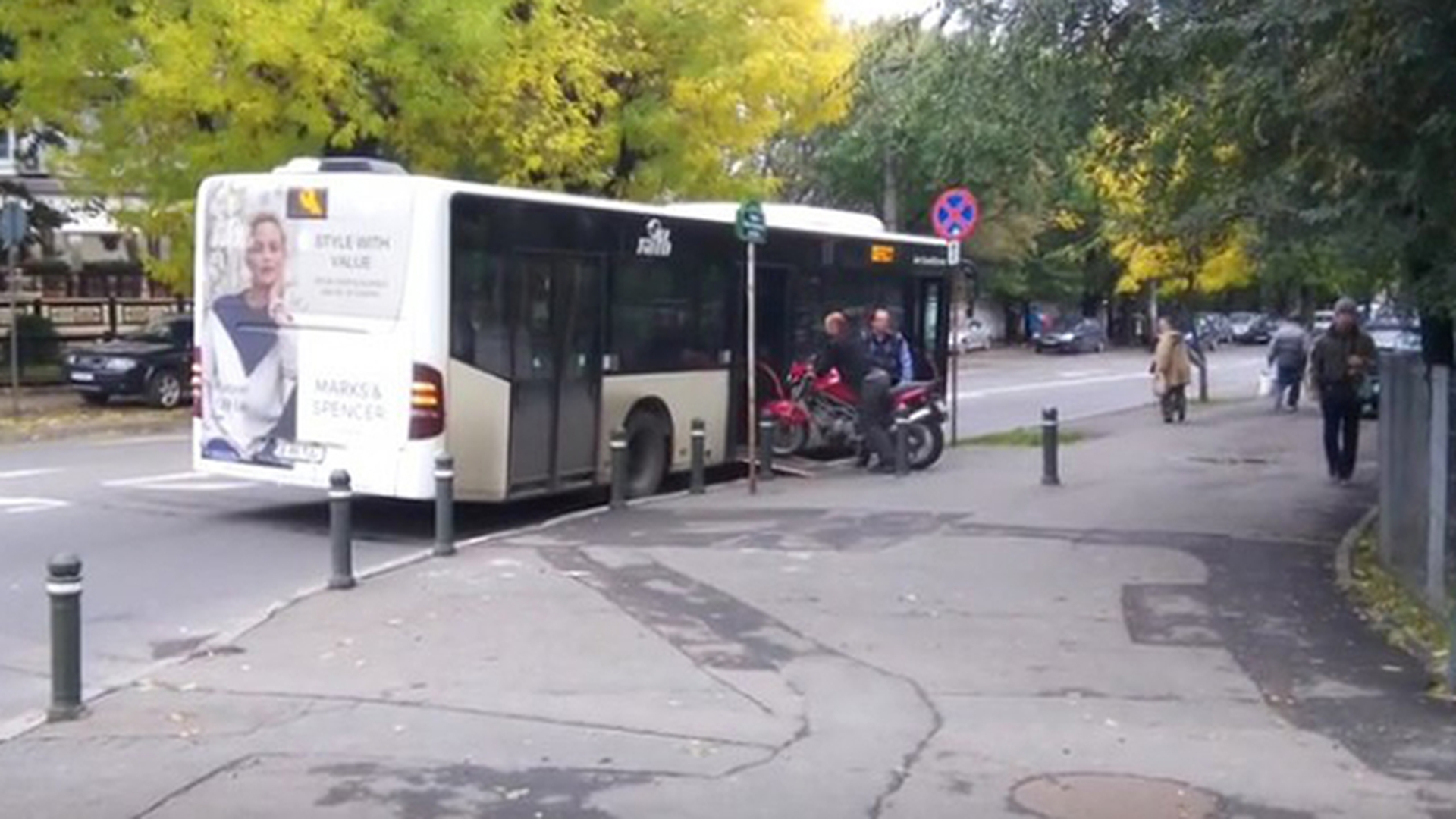 Imagini fabuloase: Un sofer RATB ajuta un motociclist sa urce vehiculul in masina!