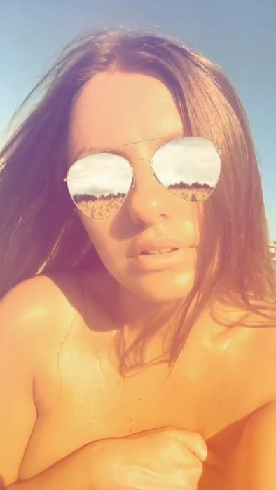 Alexandra Stan a confundat plaja cu nudiștii! A băut bere și și-a dat jos sutienul de față cu toată lumea