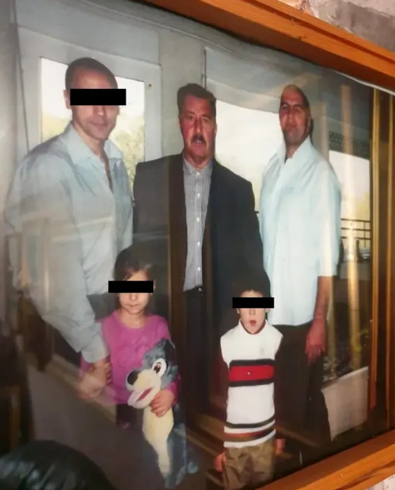 Tudor și Vlad, alături de tatăl lor, pe vremea când, de dragul actorului, cei doi nu lipseau de la reuniunile de familie foto: arhivă personală