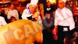 Au imbatat porcii cu tuica inainte sa-i taie