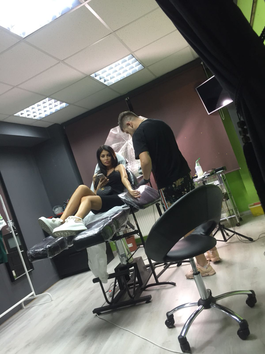 Anna Roman la salonul de tatuaj