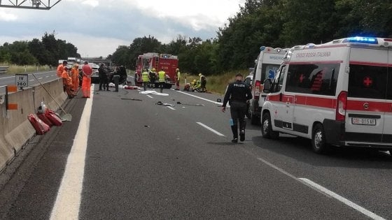 Accident teribil pe o autostradă din Italia. Patru români, printre care un bebeluș și o fetiță de 10 ani au murit. VIDEO