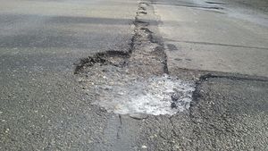 Patania incredibila a unui sofer din Bucuresti! Barbatul, la un pas sa fie amendat pentru ca si-a avariat masina intr-o groapa