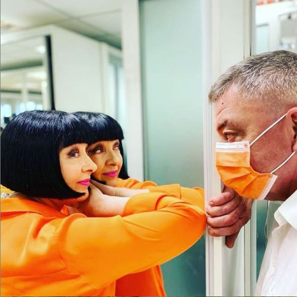 Neti Sandu a spus, în sfârșit, povestea din spatele coafurii sale celebre pe care o are de 25 de ani: “Fiecare stilist a vrut să-mi schimbe tunsoarea”