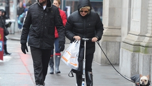 Frumosul familiei, la plimbare! Nevasta lui Hugh Jackman duce tot greul casei!