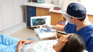 Ce salariu are un medic stomatolog în România, în 2026. Cât câștigă lunar