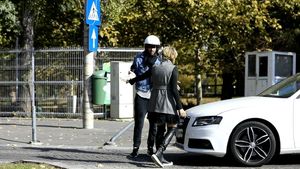 VIDEO EXCLUSIV. Prinţesa sprâncenelor & Perversul de la grădiniţă s-au certat în stradă, iar noi am filmat ”fight-ul”!