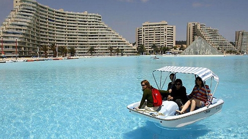 VEZI AICI cum arata cea mai mare piscina din lume