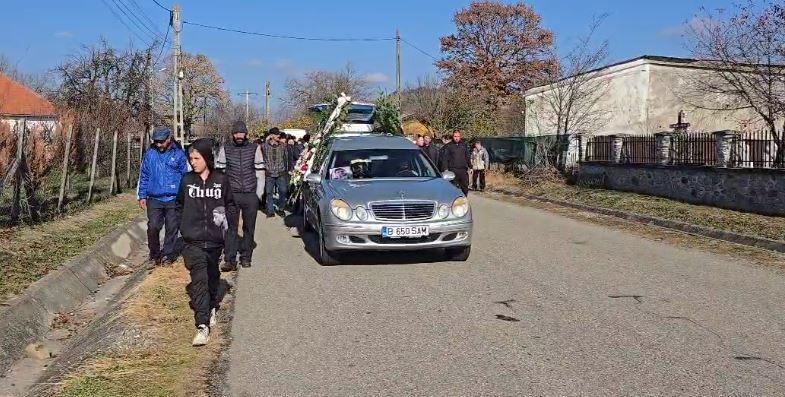 Andrei, adolescentul de 16 ani din Gorj care a murit după ce medicii au refuzat să-l opereze, a fost înmormântat. VIDEO