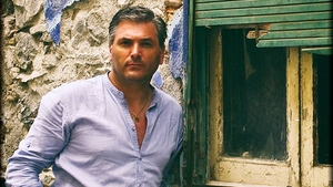 Era unul dintre cei mai râvniţi burlaci din showbiz, dar EA l-a convins să devină un familist convins! VEZI cum arată soţia lui MIRCEA RADU