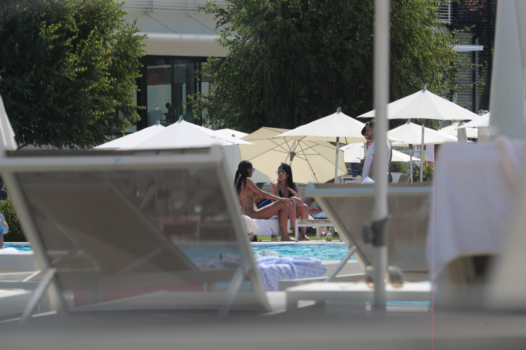 Raluca, discuţie aprinsă cu o prietenă, la piscină