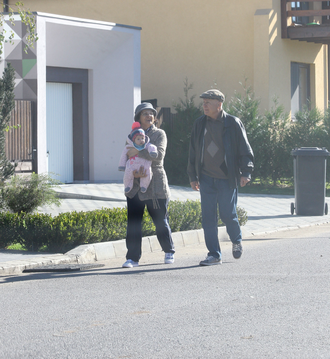 Părinţii Simonei Gherghe şi-au scos nepoţica la plimbare