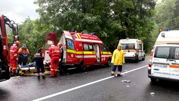 VIDEO. Accident cumplit la Poiana Țapului. Un autocar cu turiști francezi a izbit o mașină intrată pe contrasens, un om a murit