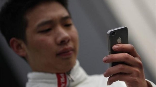 Un chinez a muşcat dintr-o baterie de iPhone ca să vadă dacă e reală şi i-a explodat în gură!