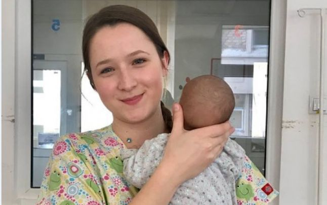 La doar 21 de ani a ajuns ”mamă de împrumut” pentru copiii abandonați în Spitalul de Pediatrie din Brașov