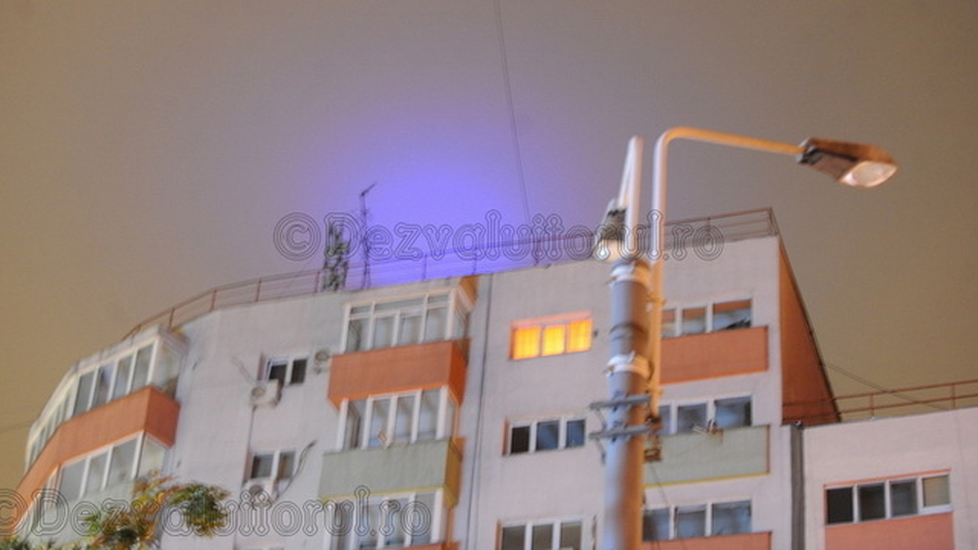 Fenomenul straniu fotografiat in Bucuresti! O sfera albastra a ingrozit locuitorii Capitalei in noaptea "Lunii Sangerii"