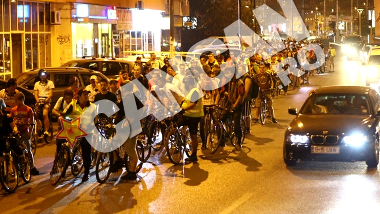 Bucurestiul, asa cum il vezi doar o data pe luna! Imagini spectaculoase cu biciclistii de la Masa Critica care au iesit la o plimbare nocturna