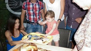 Asa ceva nu vezi in fiecare zi: uite cum rupe turta o "Miss Playboy"!
