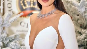 VIDEO. Catrinel Menghia, fără lenjerie intimă pe covorul întins la o gală regală! E cea mai decupată şi cea mai transparentă rochie purtată de româncă
