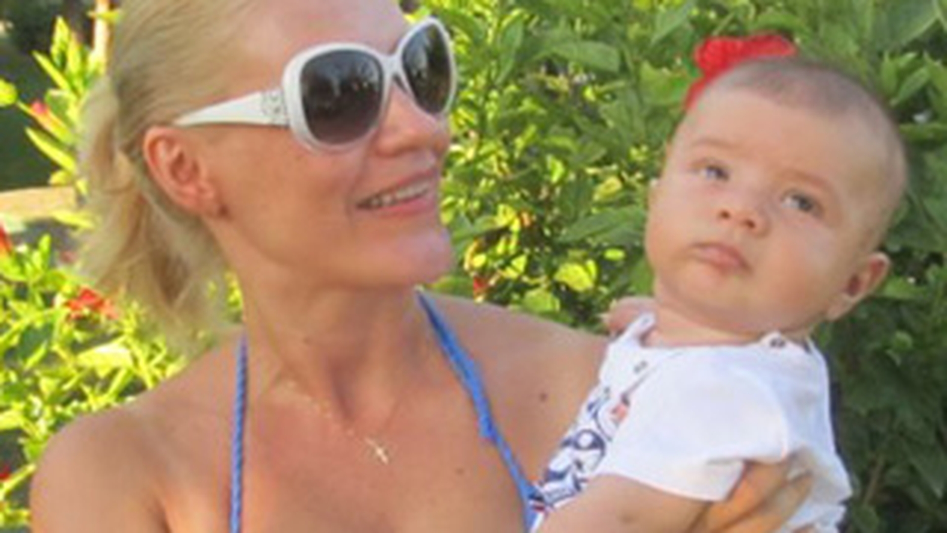 Gabriela Firea, in vacanta! Uite cum arata in costum de baie si ce ochelari i-a pus baietelului ei!