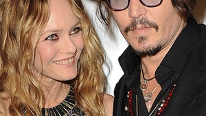 A inselat-o, a dezamagit-o, dar mai vrea unul ca el! Vanessa Paradis isi cauta iubit care sa semene cu Johnny Depp