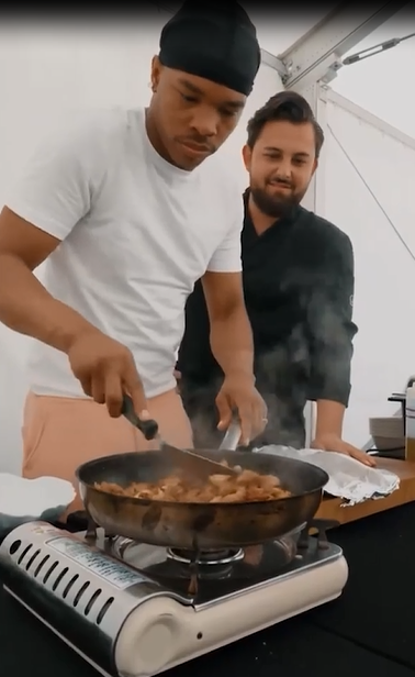 Artistul Lil Baby a gătit alături de Janni Alexandridis, câștigătorul Chefi la cuțite, înainte de a urca pe scena Beach, please! Imaginile cu cei doi s-au viralizat rapid