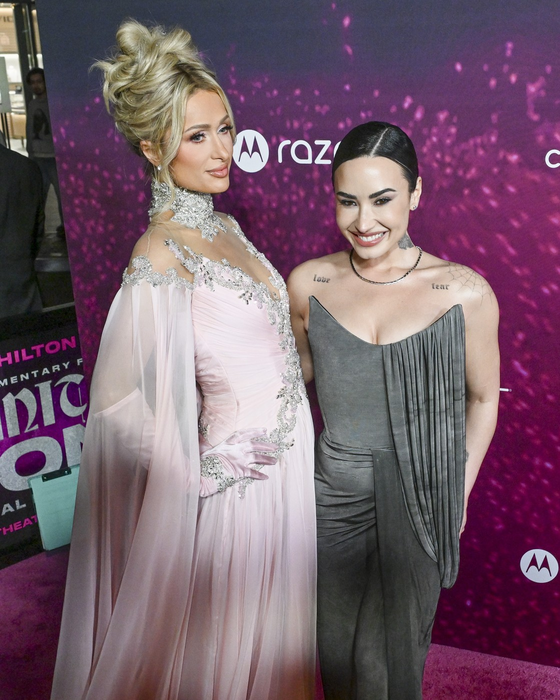 Paris Hilton și Demi Lovato. Sursa foto: Profimedia
