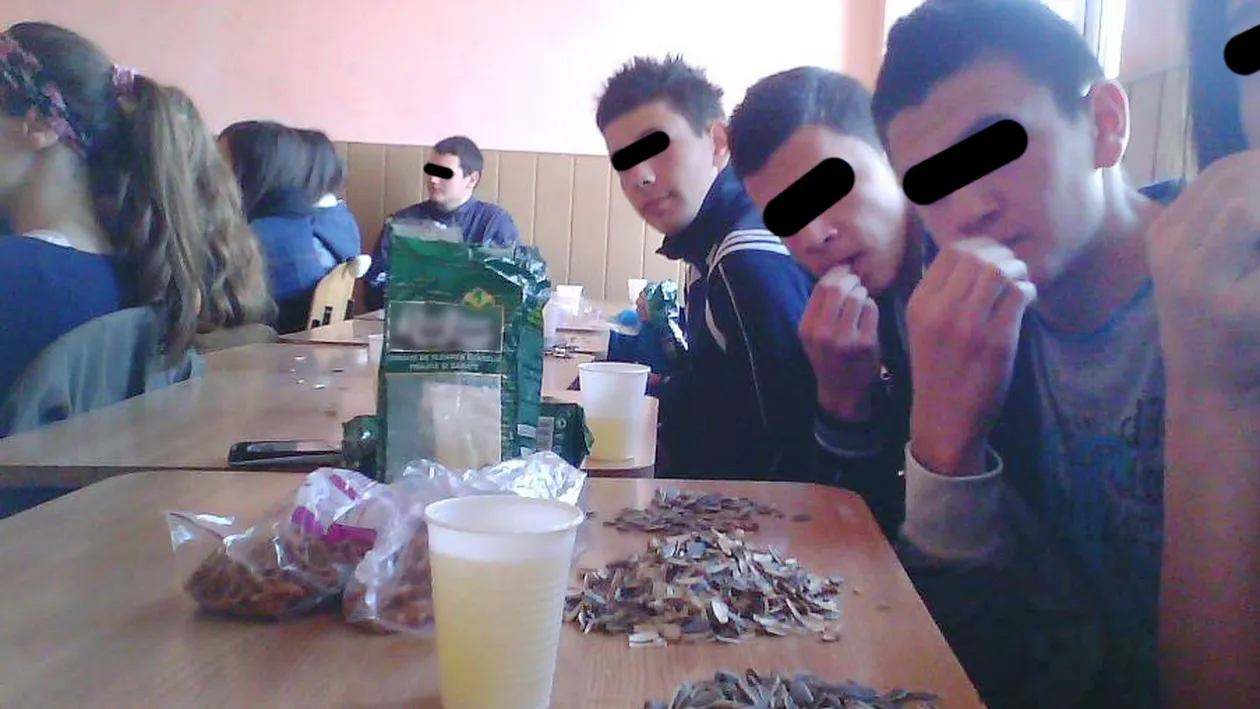 Ce mai fac elevii la scoala? Il imita pe Nelson Mondialu, beau whiskey si sparg seminte!