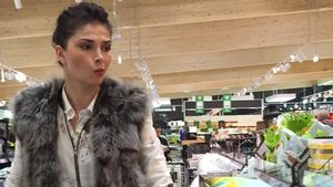 A încărcat coşul pentru masa de Paşte! Am "însoţit-o" la cumpărături pe vedeta Antenei!