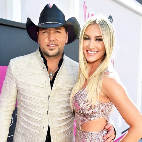 Soţia însărcinată a lui JASON ALDEAN, cântăreţul care se afla pe scenă când a început atacul din Las Vegas, rupe tăcerea: „Bebeluşul…”