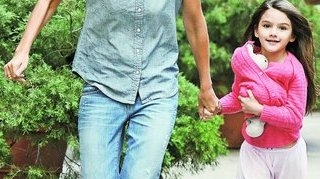 De ce a decis Katie Holmes sa divorteze de Tom Cruise. Suri, in tabara de indoctrinare