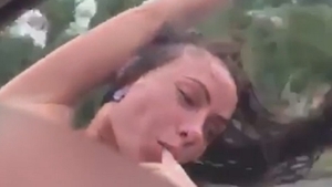 VIDEO / O femeie a făcut show, după ce a ieşit pe geamul maşinii în timp ce era topless! E teribil ce s-a întâmplat în timp ce era filmată
