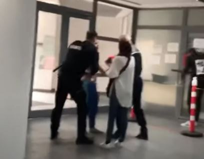Bătaie la Starea Civilă, în Vaslui. Bărbații și-au împărțit pumni și picioare, în timp ce femeile s-au păruit. Ce a pățit un polițist venit să calmeze spiritele / VIDEO