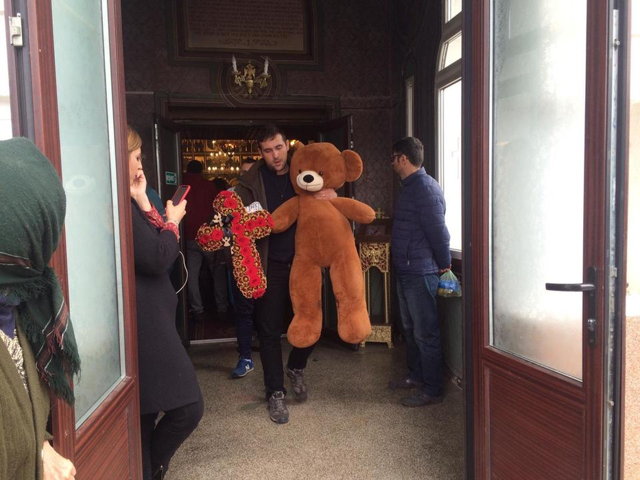 Ștefan, băiețelul mort la câteva ore după operație, condus astăzi pe ultimul drum

(sursa foto - WOW BIZ)