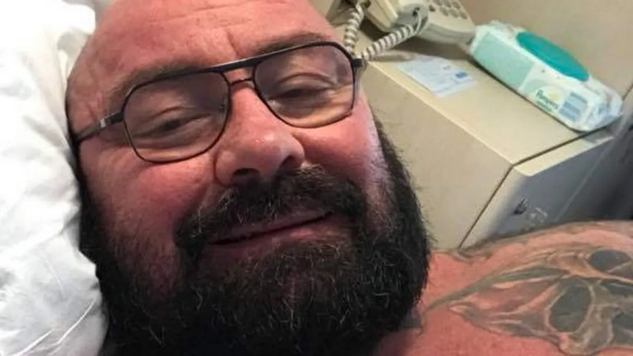 FOTO. Cum arată Sandu Lungu cu barba verde și fațete de metal. “Devin la ceea ce aș putea fi!”