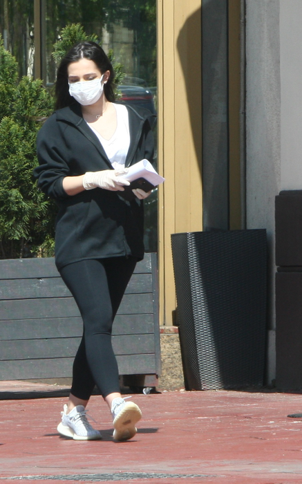 De o bună perioadă, fiica lui Gigi Becali poartă bluze mai largi