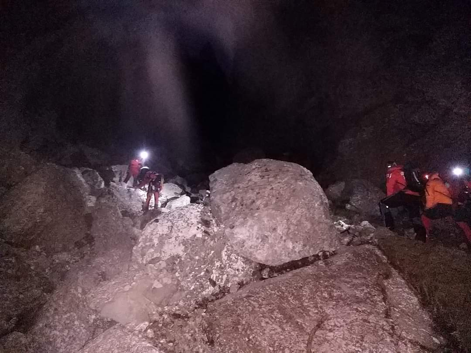 A avut șanse de supraviețuire! O alpinistă a fost salvată de salvamontiști. Operațiunea a durat 9 ore